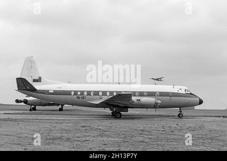 Ein Schwarzweißfoto aus dem Jahre 1976, das einen Vickers V.808 Viscount zeigt, Zulassungsnummer 9Q-CBT, von Scibe Airlift Zaire, am Castle Donnington Airport in England. Stockfoto