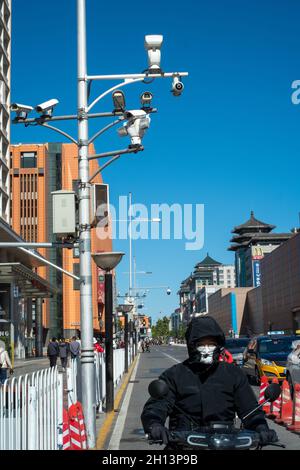 CCTV-Kameras in der Wangfujing-Straße in Peking, China. 16-Okt-2021 Stockfoto