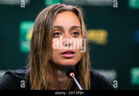 Kalifornien, USA. Oktober 2021. Paula Badosa aus Spanien spricht nach dem Halbfinale des Tennisturniers der BNP Paribas Open WTA 1000 15 am 2021. Oktober 2021 im Indian Wells Tennis Garden in Indian Wells, USA, mit den Medien - Foto: Rob Prange/DPPI/LiveMedia Kredit: Independent Photo Agency/Alamy Live News Stockfoto