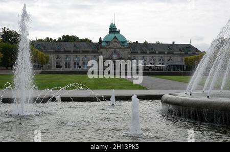 Bad Oeynhausen, NRW, Deutschland - Okt 11 2021 der Kurpark von Bad Oeynhausen hat einen großen Brunnen in der Mitte. Dahinter befindet sich das Kurhaus. Stockfoto