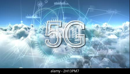 5G-Text über Kreise und Netz von Verbindungen gegen Wolken am Himmel Stockfoto