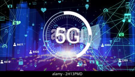 5G-Text auf Kreisen und Globen von Netz von Verbindungen gegen 3D-Stadtmodell Stockfoto