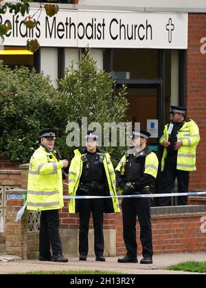 Polizei vor der Methodistischen Kirche von Belfairs in der Eastwood Road North, Leigh-on-Sea, Essex, wo der konservative Abgeordnete Sir David Amess starb, nachdem er am Freitag bei einer Wahlkreisoperation mehrmals erstochen wurde. Bilddatum: Samstag, 16. Oktober 2021. Stockfoto