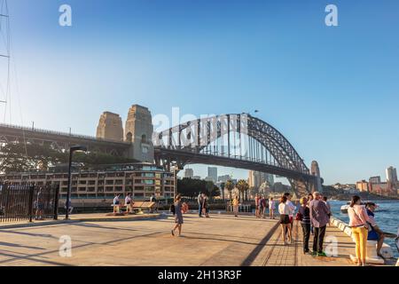 Die Sydney Harbour Bridge ist eine denkmalgeschützte Stahl-Durchgangsbrücke in Sydney, die von The Rocks aus gesehen wird. Stockfoto