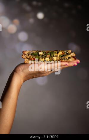 Sandwich ist auf der ganzen Welt berühmt. Es wird im Grunde aus Brot, Gemüse, Käse, Gewürzen oder Chutneys hergestellt. Stockfoto