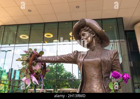 Die Bronzestatue von Emmeline Pankhurst in Manchester, einer britischen politischen Aktivistin und Anführerin der Frauenrechtsbewegung in Großbritannien Stockfoto