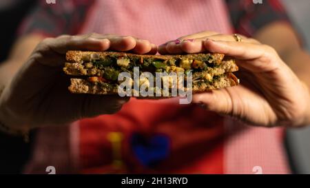 Sandwich ist auf der ganzen Welt berühmt. Es wird im Grunde aus Brot, Gemüse, Käse, Gewürzen oder Chutneys hergestellt. Stockfoto