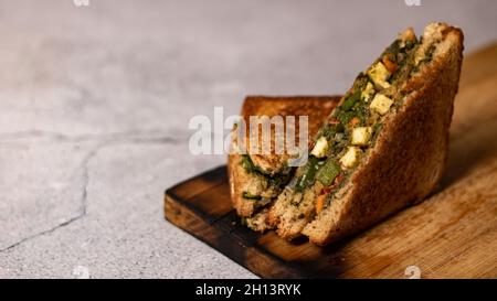 Sandwich ist auf der ganzen Welt berühmt. Es wird im Grunde aus Brot, Gemüse, Käse, Gewürzen oder Chutneys hergestellt. Stockfoto