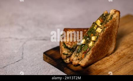 Sandwich ist auf der ganzen Welt berühmt. Es wird im Grunde aus Brot, Gemüse, Käse, Gewürzen oder Chutneys hergestellt. Stockfoto