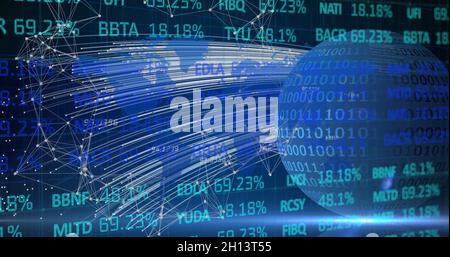 Bild der Verarbeitung von Finanzdaten und binären Codierungen auf dem Globus Stockfoto