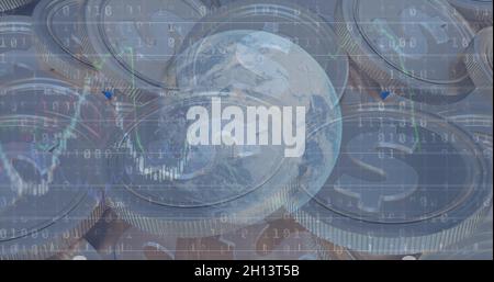 Bild der Verarbeitung von Finanzdaten mit binärer Codierung über amerikanischen Dollar-Münzen Stockfoto