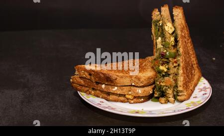 Sandwich ist auf der ganzen Welt berühmt. Es wird im Grunde aus Brot, Gemüse, Käse, Gewürzen oder Chutneys hergestellt. Stockfoto