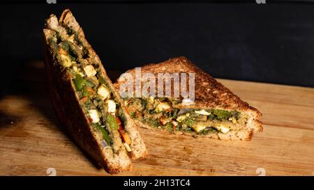 Sandwich ist auf der ganzen Welt berühmt. Es wird im Grunde aus Brot, Gemüse, Käse, Gewürzen oder Chutneys hergestellt. Stockfoto