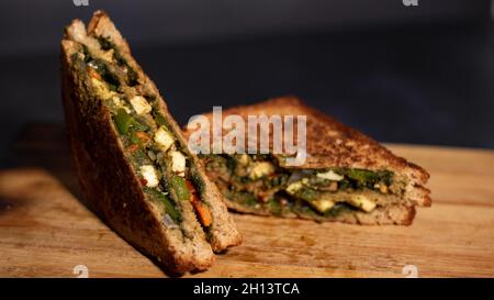 Sandwich ist auf der ganzen Welt berühmt. Es wird im Grunde aus Brot, Gemüse, Käse, Gewürzen oder Chutneys hergestellt. Stockfoto