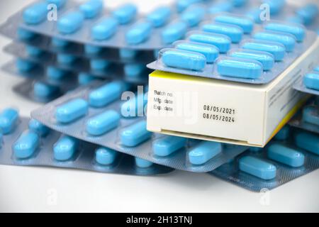 Fertigungs- und Ablaufdatum auf einige pharmazeutische Verpackungen. Stockfoto