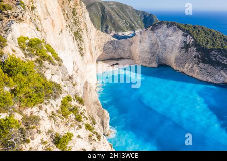 Luftaufnahme des schönen Navagio oder Shipwreck Strandes auf der Insel Zakynthos, Griechenland. Touristen auf Klippe genießen die Aussicht auf Sommer Reise Stockfoto