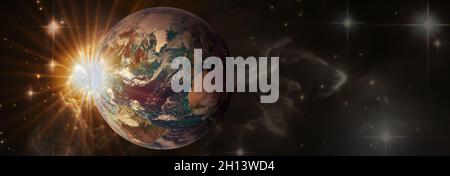 Sonnenaufgang mit Streulicht. Schöner Planet Erde im All in Sonnenstrahlen mit Kopierraum, Panoramablick. Elemente dieses Bildes, die von der NASA eingerichtet wurden. Stockfoto
