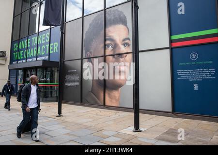 London, Großbritannien. Oktober 2021. Eine Schaufensterauslage im Coutts' Hauptquartier in The Strand feiert Fußballspieler Marcus Rashford MBE im Rahmen des Black History Month. Der Black History Month, der erstmals im Oktober 1987 in Großbritannien gefeiert wird, steht unter dem Motto einer „Proud to Be“-Kampagne für 2021, die von den Black Lives Matter-Veranstaltungen 2020 inspiriert wurde. Kredit: Mark Kerrison/Alamy Live Nachrichten Stockfoto