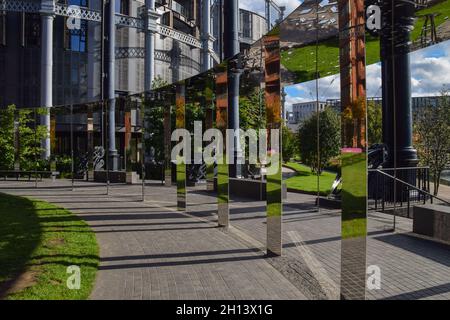 Gasholder Park spiegelt sich neben den Gasholders-Gebäuden in King's Cross, London, Großbritannien, 15. Oktober 2021. Stockfoto