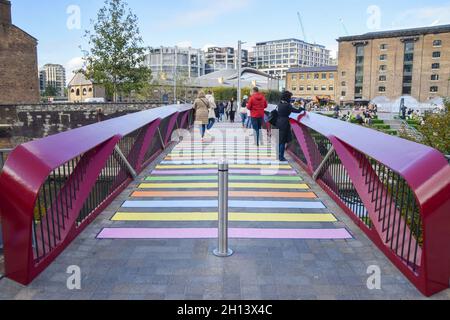 Neue bunte Fußgängerbrücke am Granary Square, King's Cross. London, Großbritannien, 15. Oktober 2021. Stockfoto