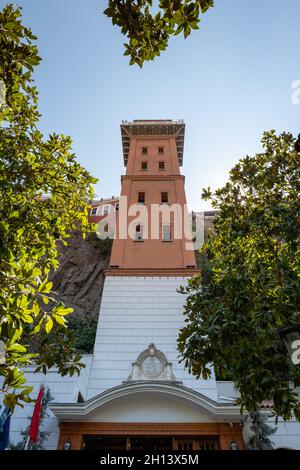 Izmir, türkei - September 2021: Izmir Asansör Gebäude, ein berühmter historischer Aufzug im Bezirk Konak in Izmir, Türkei. Stockfoto