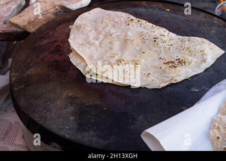 Traditionelles türkisches Fladenbrot (Gozleme) mit Füllung auf dem Bauernmarkt im Freien. Street Food Stockfoto