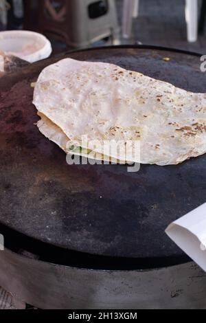 Traditionelles türkisches Fladenbrot (Gozleme) mit Füllung auf dem Bauernmarkt im Freien. Street Food Stockfoto