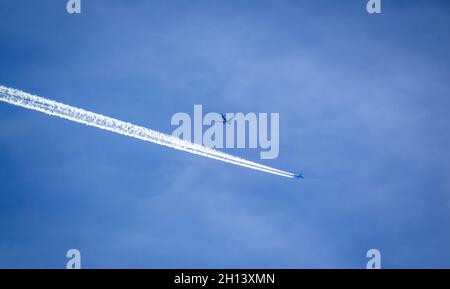 Flugverkehr, Kollisionsgefahr im Luftraum Stockfoto