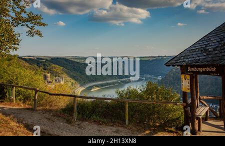 Rheintalblick mit Loreley vom Wanderweg Rheinsteig, Deutschland Märchenhafte Orte Stockfoto