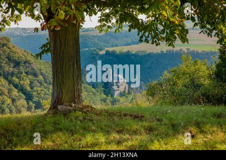 Naturlandschaft am rheinsteig in Pamersberg mit Blick auf Schloss Katz Stockfoto