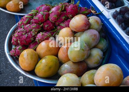 Mango- und Drachenfrüchte auf dem Bauernmarkt. Exotische Früchte Stockfoto