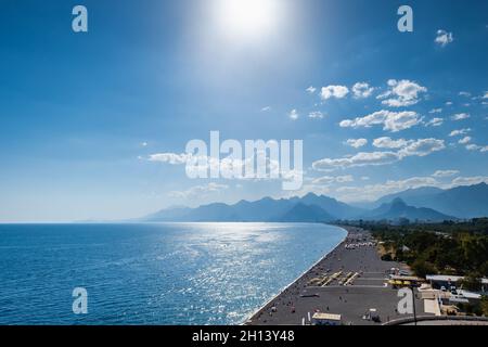 Strand von Konyaalti in Antalya, Türkei. Langer türkischer Strand am Mittelmeer bei warmem, sonnigem Sommerwetter Stockfoto