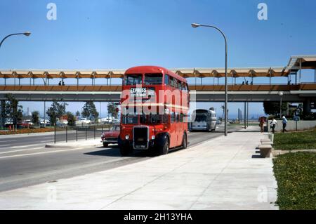 Ein traditioneller Londoner Doppeldeckerbus in Long Beach, Kalifornien, USA im Jahr 1972. Der Bus war Teil einer kleinen Flotte (dieser Bus hat die Nummer 5), die von der Long Beach Public Transport Company gekauft wurde, um einen Service von der Innenstadt nach Pierpoint Landing zu bieten, wo RMS Queen Mary festgemacht wurde. Das Schiff, das ständig am Hafen festgemacht ist, ist eine Touristenattraktion mit Restaurants, einem Museum und einem Hotel. Der rote Bus LLU 791 ist ein Leyland RTL Modell (RTL1037) aus dem Jahr 1950. Dieses Bild stammt von einem alten amerikanischen Amateur Kodak Farbtransparenz – einem Vintage-Foto aus den 1970er Jahren. Stockfoto