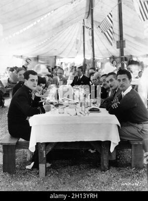 RAMON NOVARRO WESLEY BARRY (beide als Kostüm für DEN MIDSHIPMAN) KATHLEEN KEY GEORGE K. ARTHUR Regisseur EDMUND GOULDING EDWARD CONNELLY FRANK CURRIER CRAWFORD KENT LEW CODY und JOHN GILBERT 1925 ehrliche Mahlzeit im Speisezelt im Culver City Studio von MGM (während der Reparatur des Speisesaals) Werbung für Metro Goldwyn Mayer Stockfoto