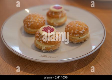 Die Schauspielerin Brigitte Bardot machte diesen Kuchen weltberühmt: la tarte tropézienne aus Saint-Tropez, Var, Frankreich. Stockfoto
