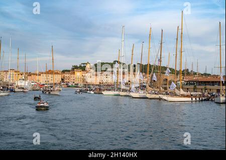 Das berühmte Dorf Saint-Tropez während der prestigeträchtigen Segelveranstaltung Les Voiles, Côte d'Azur, Frankreich Stockfoto