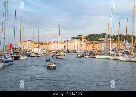 Das berühmte Dorf Saint-Tropez während der prestigeträchtigen Segelveranstaltung Les Voiles, Côte d'Azur, Frankreich Stockfoto