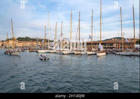 Das berühmte Dorf Saint-Tropez während der prestigeträchtigen Segelveranstaltung Les Voiles, Côte d'Azur, Frankreich Stockfoto