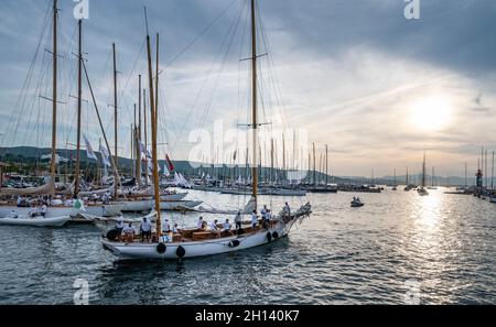 Das berühmte Dorf Saint-Tropez während der prestigeträchtigen Segelveranstaltung Les Voiles, Côte d'Azur, Frankreich Stockfoto