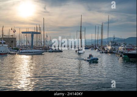 Das berühmte Dorf Saint-Tropez während der prestigeträchtigen Segelveranstaltung Les Voiles, Côte d'Azur, Frankreich Stockfoto