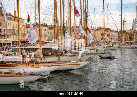 Das berühmte Dorf Saint-Tropez während der prestigeträchtigen Segelveranstaltung Les Voiles, Côte d'Azur, Frankreich Stockfoto