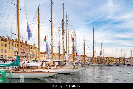 Das berühmte Dorf Saint-Tropez während der prestigeträchtigen Segelveranstaltung Les Voiles, Côte d'Azur, Frankreich Stockfoto