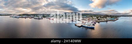 Die Skyline von Killybegs in der Grafschaft Donegal - Irland - Alle Marken und Logos entfernt. Stockfoto