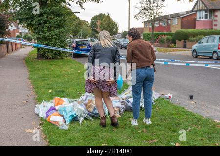 Leigh on Sea, Großbritannien. Oktober 2021. Nach dem Tod des konservativen Abgeordneten Sir David Amess wurden vor der Belfairs Methodist Church in Leigh-on-Sea, Essex, Blumen geehrt. Die Stätte wurde zum Zentrum der öffentlichen Trauer nach seinem tödlichen Messerstecher während einer Wahlkampfoperation am 15. Oktober 2021. Penelope Barritt/Alamy Live News Stockfoto