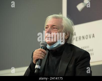 Turin, Italien. Oktober 2021. Turin, Italien Internationale Buchmesse 2021 Nino D'Angelo spricht über sein Buch der Dichter, der nicht sprechen kann auf dem Foto: Nino D'Angelo Credit: Independent Photo Agency/Alamy Live News Stockfoto