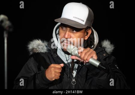 Frankfurt, Deutschland. Oktober 2021. 14. Oktober 2021, Hessen, Frankfurt/Main: Metaphysics, Mitglied der Band Söhne Mannheims, rappt während einer Performance. Foto: Sebastian Gollnow/dpa Kredit: dpa picture Alliance/Alamy Live News Stockfoto