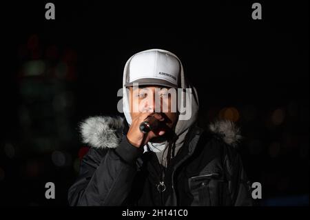 Frankfurt, Deutschland. Oktober 2021. 14. Oktober 2021, Hessen, Frankfurt/Main: Metaphysics, Mitglied der Band Söhne Mannheims, rappt während einer Performance. Foto: Sebastian Gollnow/dpa Kredit: dpa picture Alliance/Alamy Live News Stockfoto