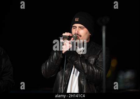 Frankfurt, Deutschland. Oktober 2021. 14. Oktober 2021, Hessen, Frankfurt/Main: Dominic Sanz, Mitglied der Band Söhne Mannheims, singt bei einem Auftritt. Foto: Sebastian Gollnow/dpa Kredit: dpa picture Alliance/Alamy Live News Stockfoto