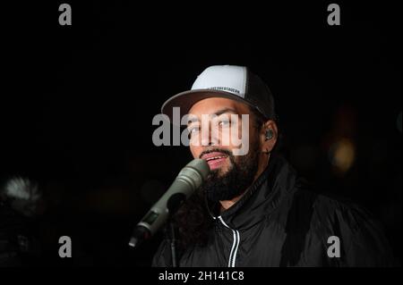 Frankfurt, Deutschland. Oktober 2021. 14. Oktober 2021, Hessen, Frankfurt/Main: Karim Amun, Mitglied der Band Söhne Mannheims, singt während eines Aufführungsvors. Foto: Sebastian Gollnow/dpa Kredit: dpa picture Alliance/Alamy Live News Stockfoto