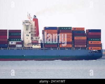 Sheerness, Kent, Großbritannien. Oktober 2021. Das Containerschiff „MOL DANKSAGUNG“ kam auf der Themse an und steuerte zum Hafen von London Gateway. Kredit: James Bell/Alamy Live Nachrichten Stockfoto